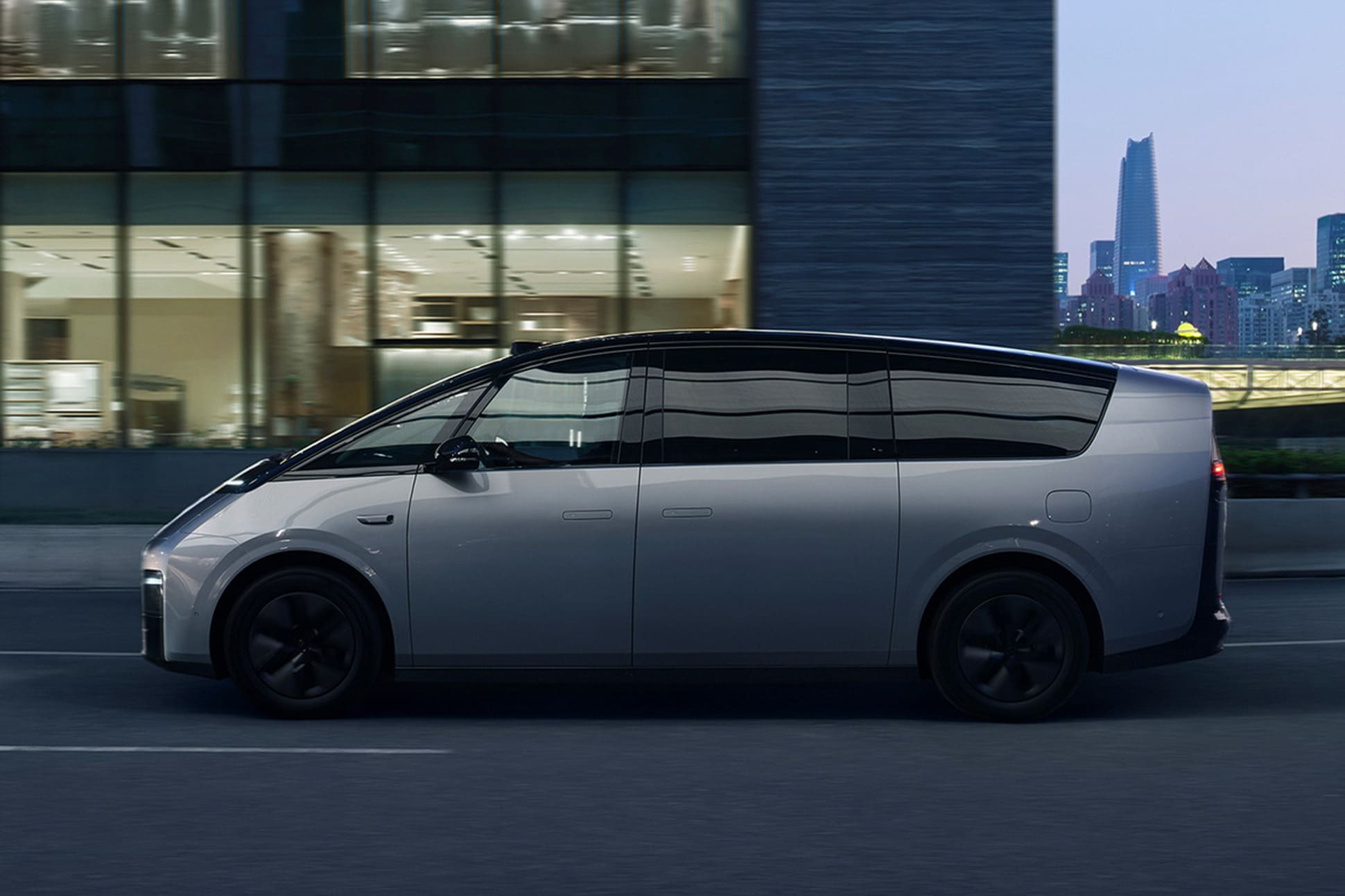 MEGA Ultra 4WD MPV